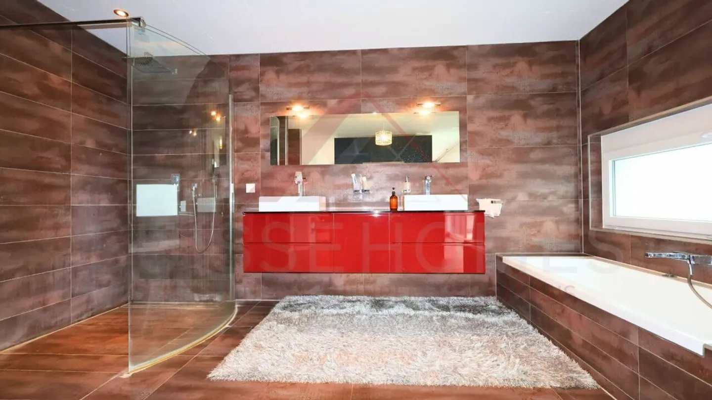 «À 3 km de Porrentruy - villa d'exception avec volumes généreux, finitions haut de gamme, terrasses, jacuzzi et jardin paysager» - Photo 20 sur 26