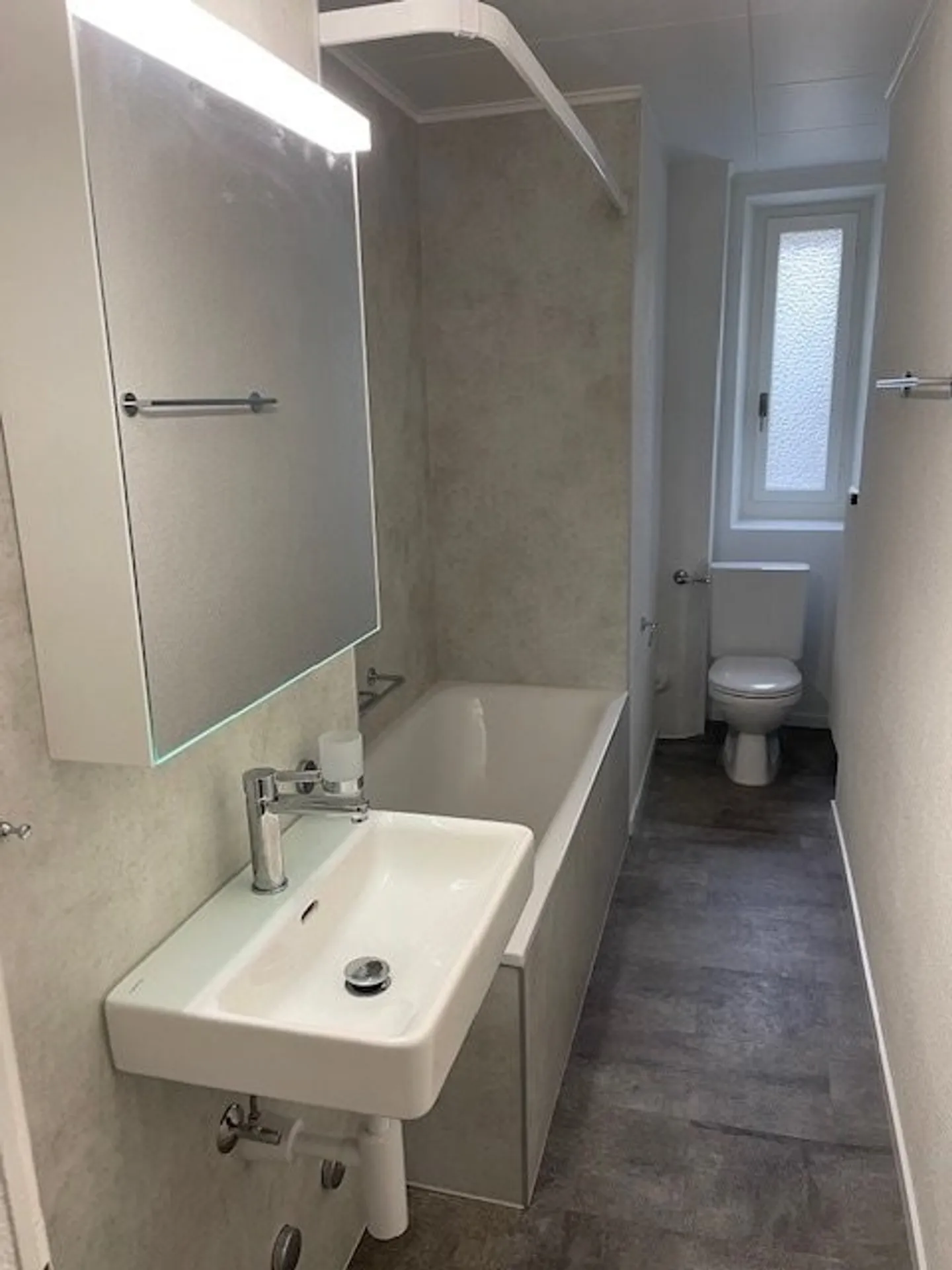 Spacious 4-room bright apartment - Photo 7 of 9