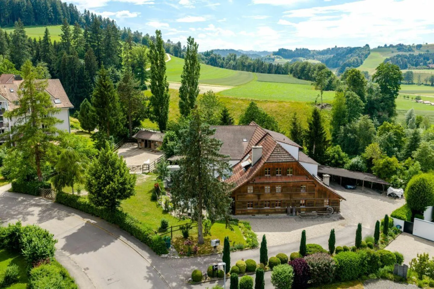 Farmhouse with 4 apartments and horse stable on spacious grounds - Photo 1 of 17
