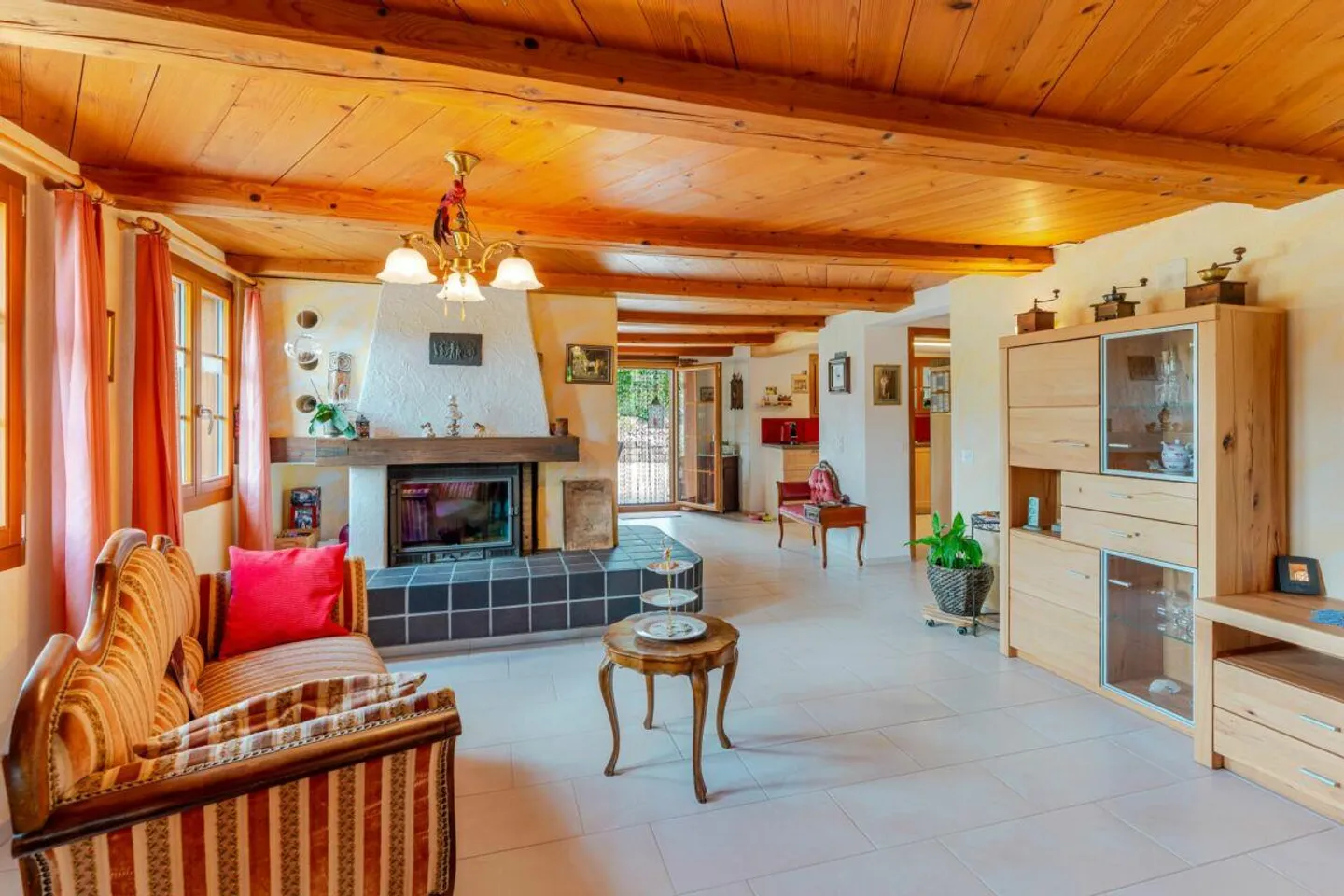 Farmhouse with 4 apartments and horse stable on spacious grounds - Photo 2 of 17