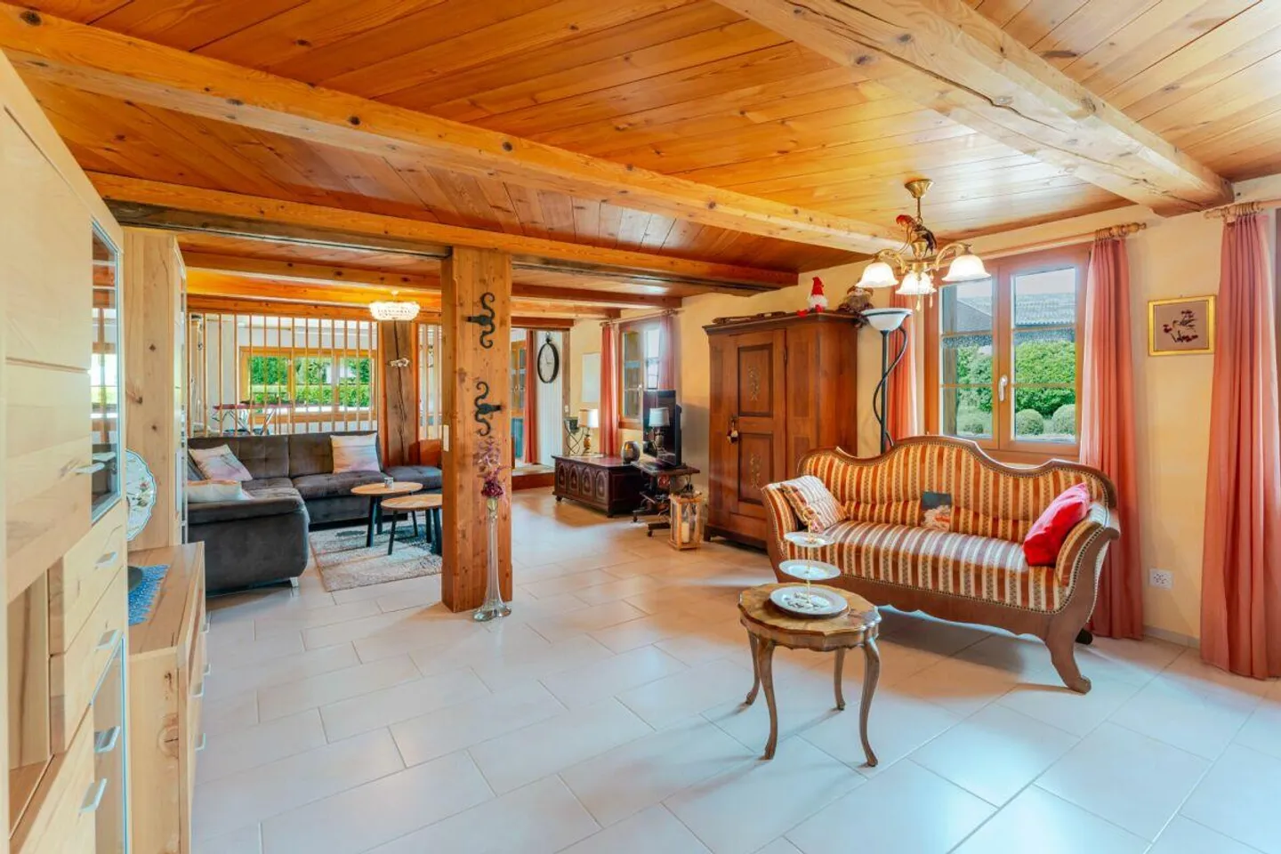 Farmhouse with 4 apartments and horse stable on spacious grounds - Photo 5 of 17