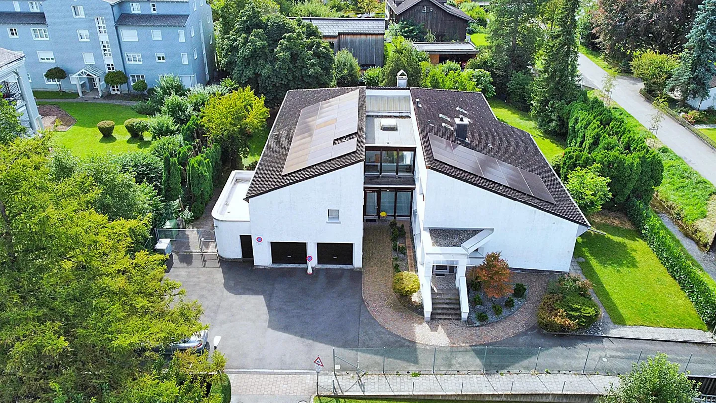 Proprietà di alta qualità ed esclusiva in una posizione privilegiata con enorme spazio e 600m² di riserva edificabile - Foto 2 di 14
