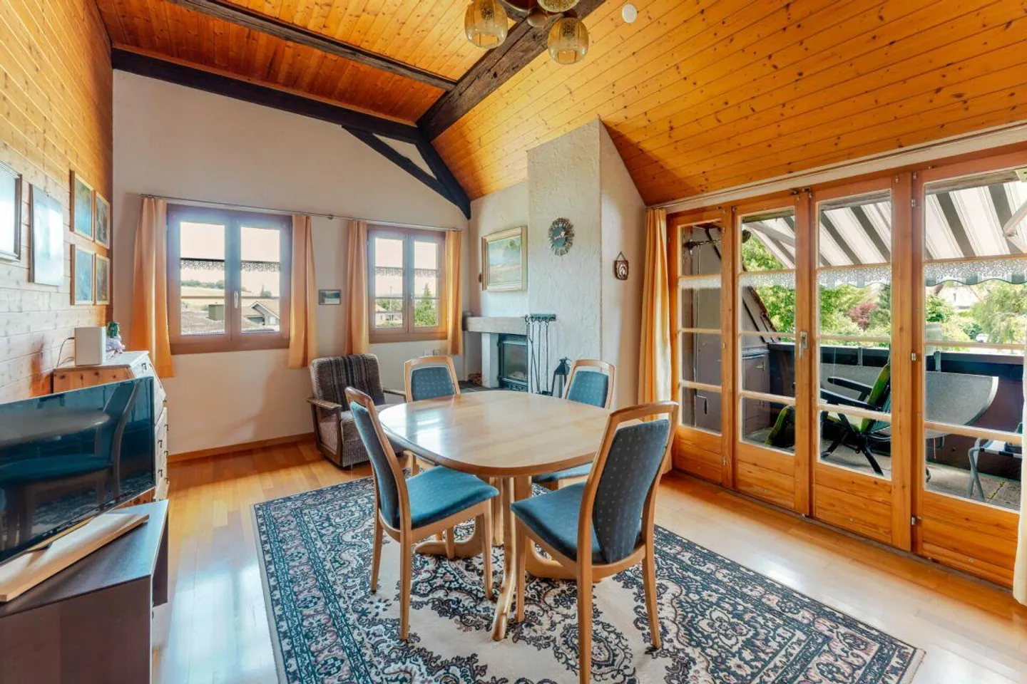 Farmhouse with 4 apartments and horse stable on spacious grounds - Photo 9 of 17