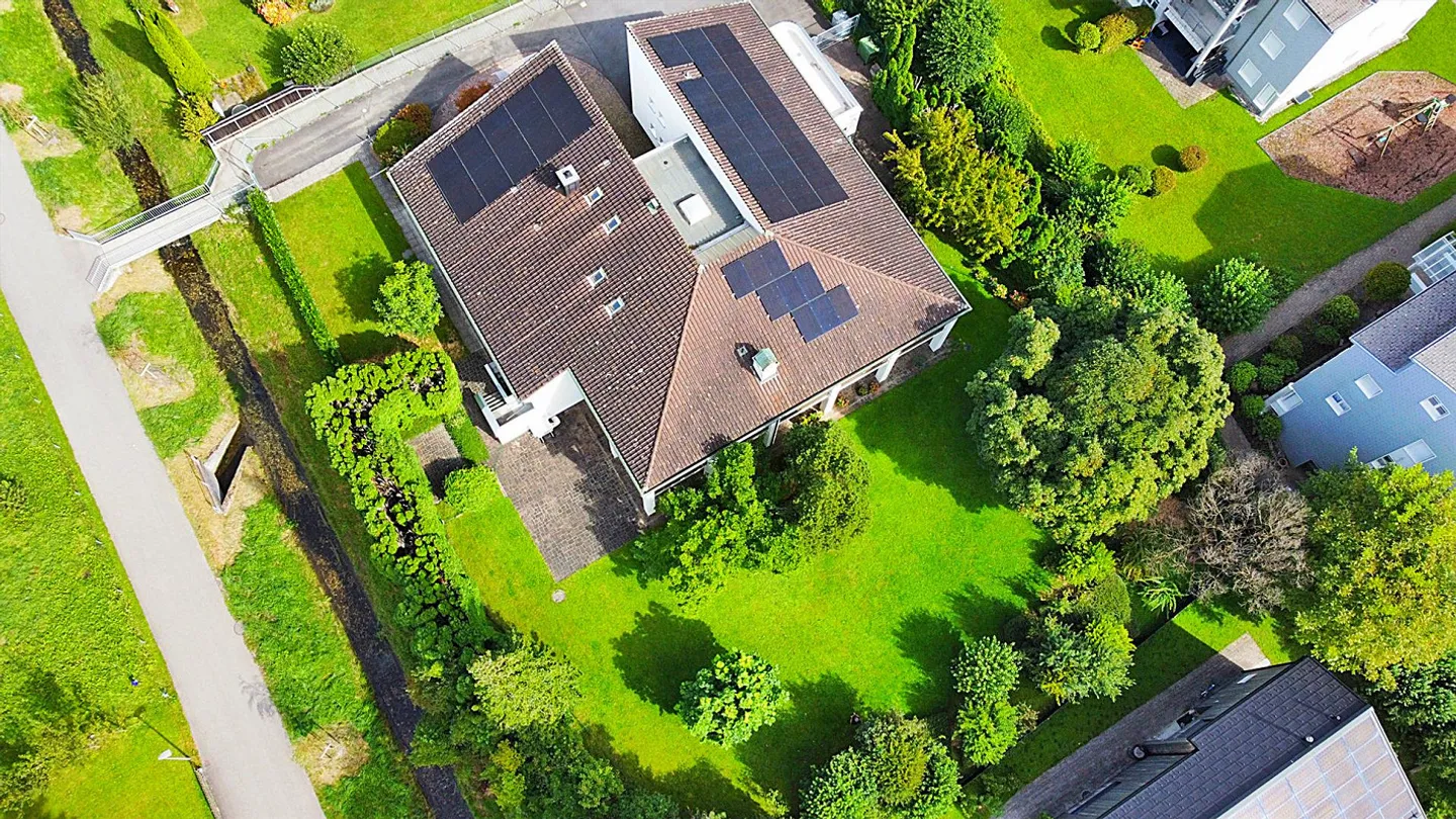 Proprietà di alta qualità ed esclusiva in una posizione privilegiata con enorme spazio e 600m² di riserva edificabile - Foto 7 di 14