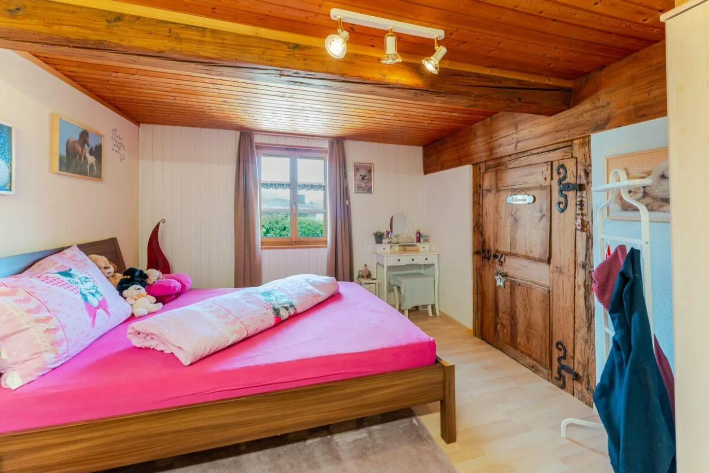 Farmhouse with 4 apartments and horse stable on spacious grounds - Photo 6 of 17