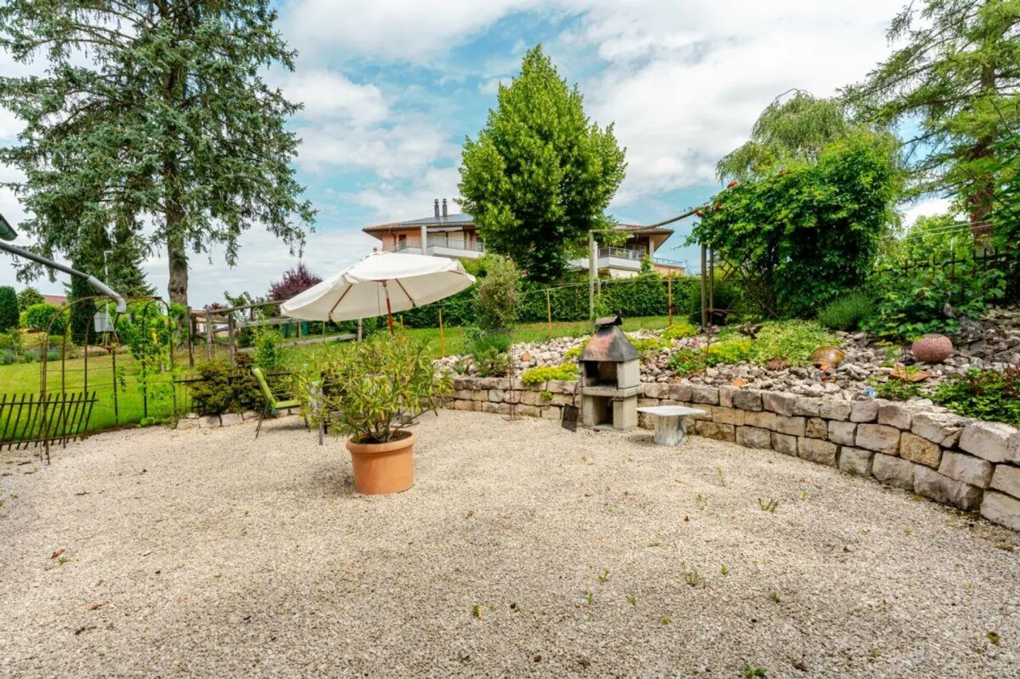 Farmhouse with 4 apartments and horse stable on spacious grounds - Photo 7 of 17