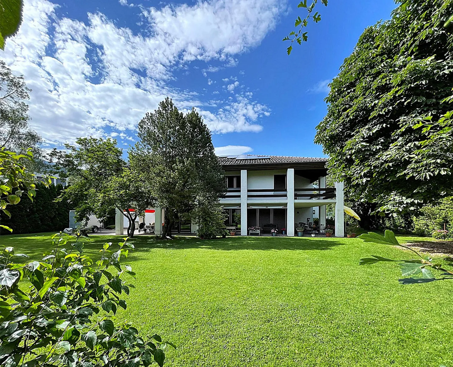 Proprietà di alta qualità ed esclusiva in una posizione privilegiata con enorme spazio e 600m² di riserva edificabile - Foto 4 di 14