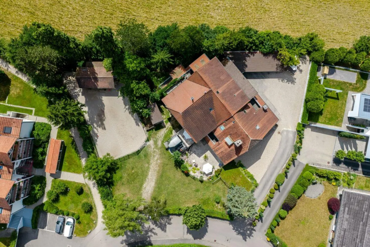 Farmhouse with 4 apartments and horse stable on spacious grounds - Photo 16 of 17