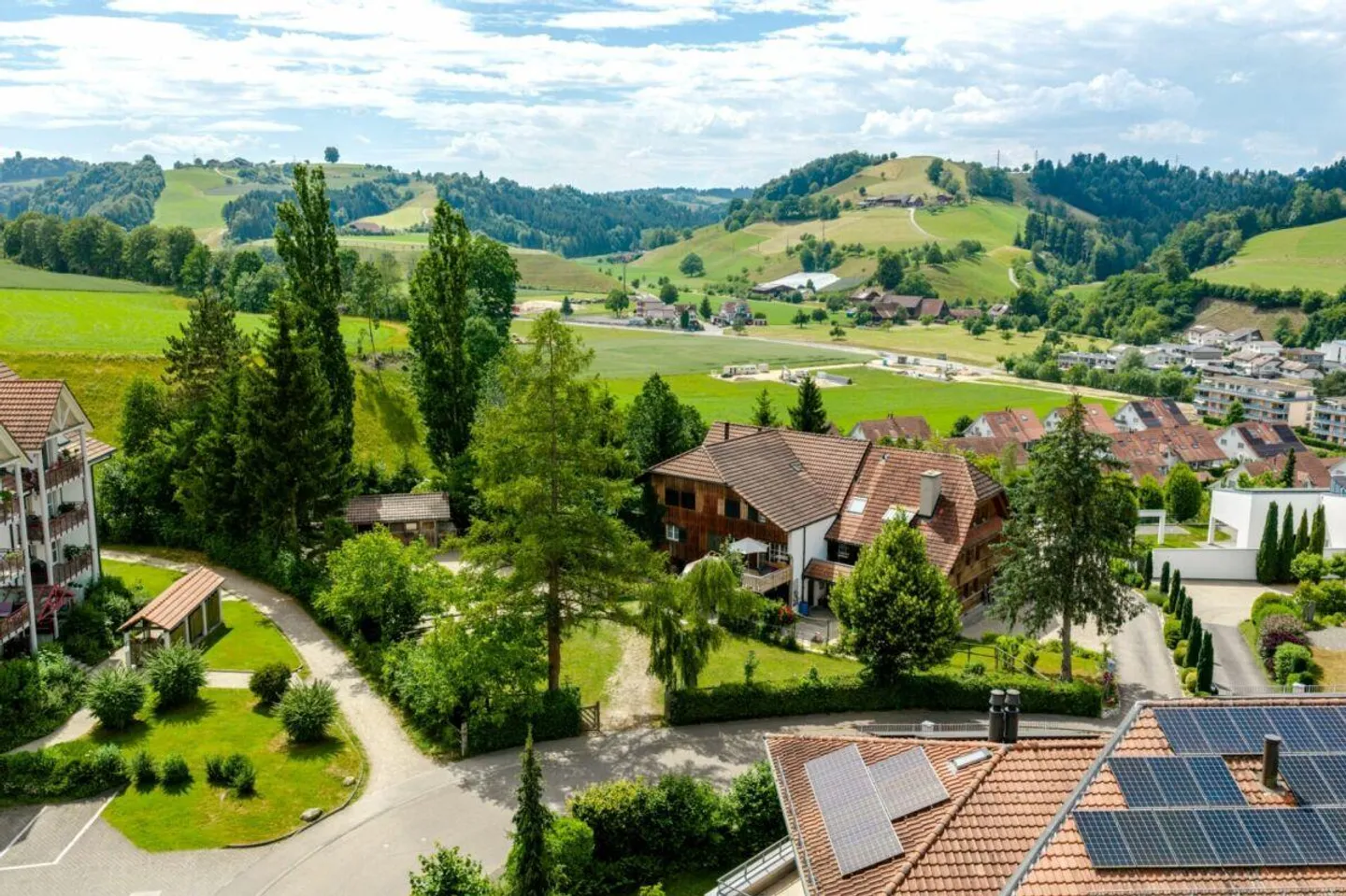Farmhouse with 4 apartments and horse stable on spacious grounds - Photo 17 of 17