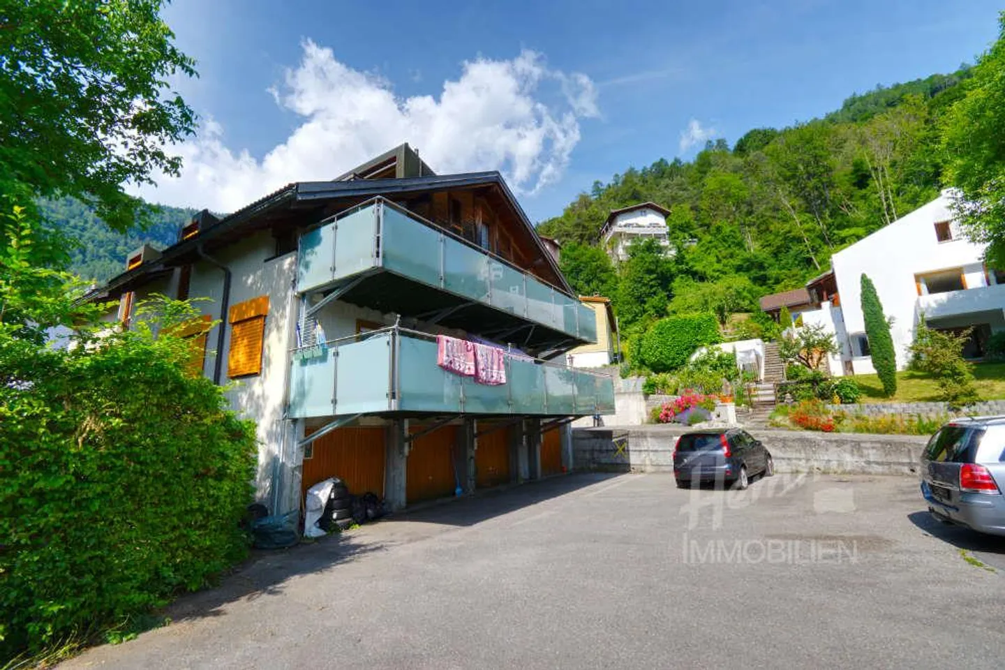 Investment property with 4 apartments and mountain view - Photo 3 of 5