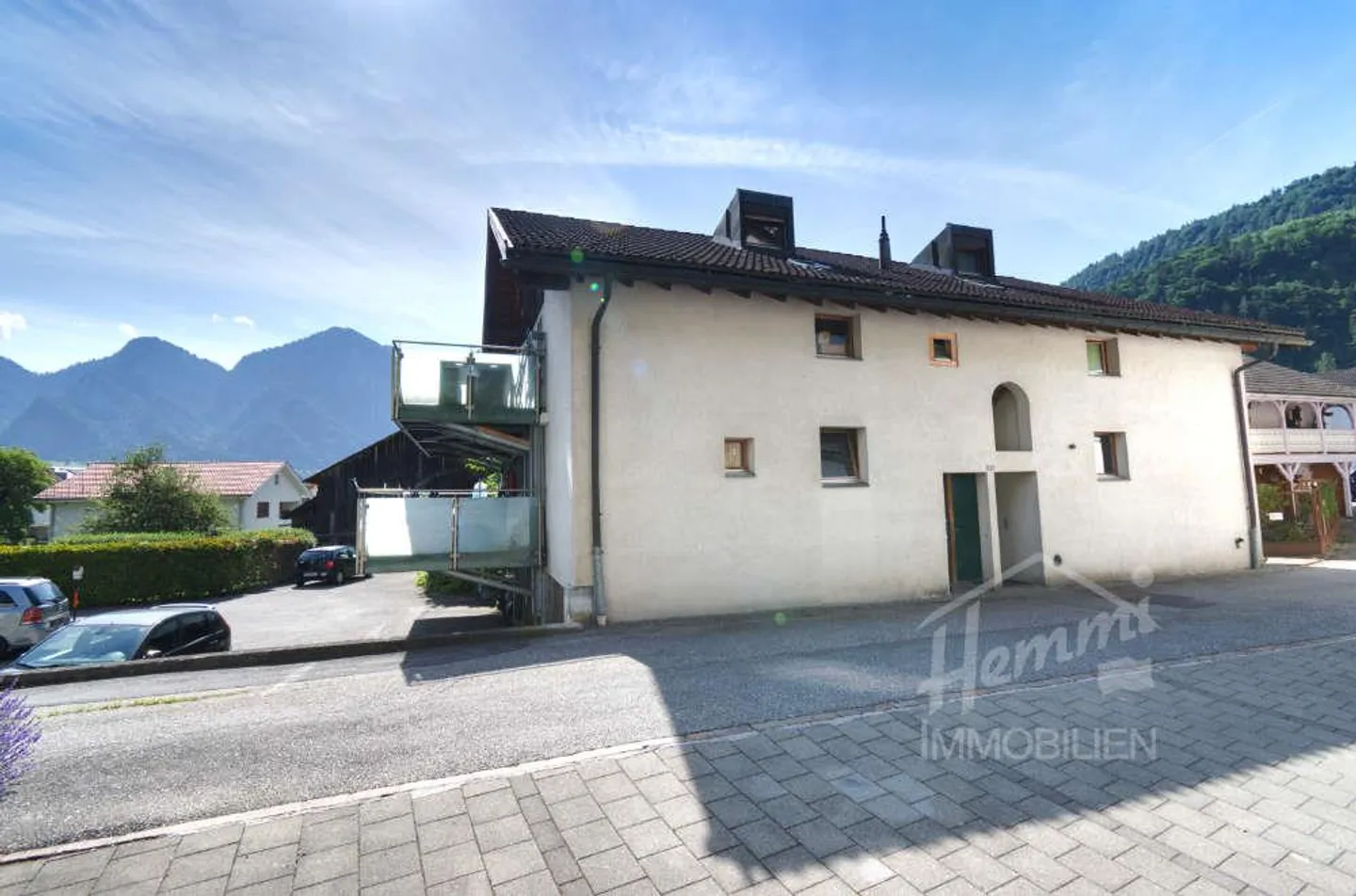 Investment property with 4 apartments and mountain view - Photo 4 of 5