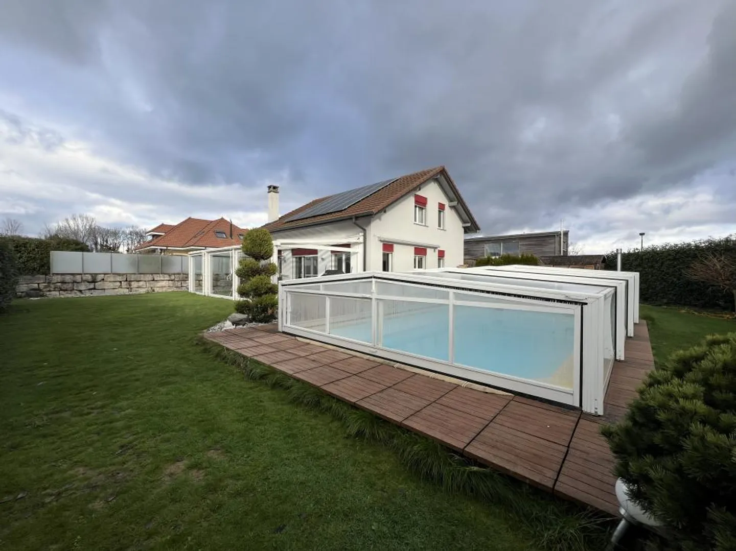 Detached house with 5.5 rooms and swimming pool - Photo 1 of 13