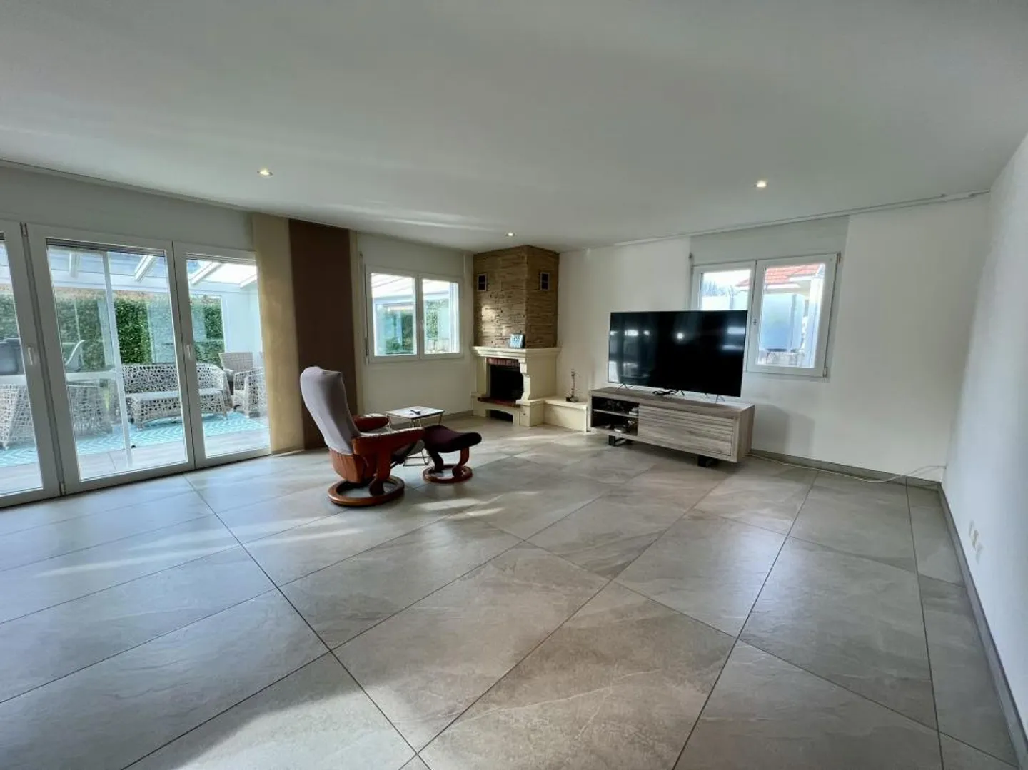 Detached house with 5.5 rooms and swimming pool - Photo 4 of 13