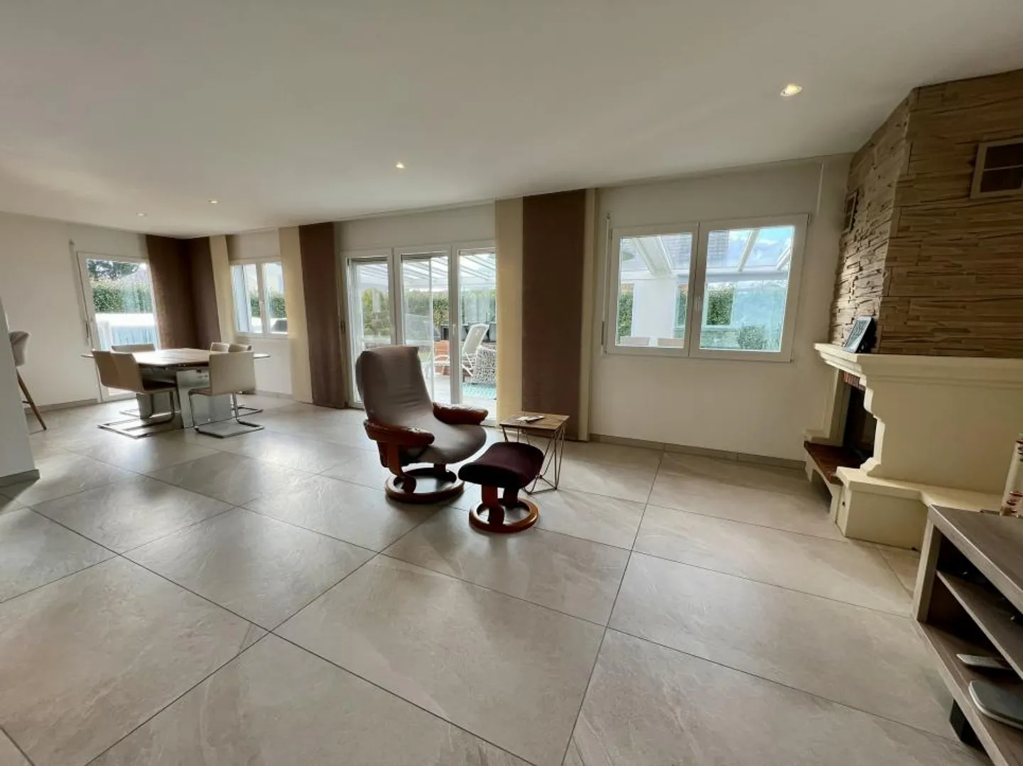 Detached house with 5.5 rooms and swimming pool - Photo 5 of 13