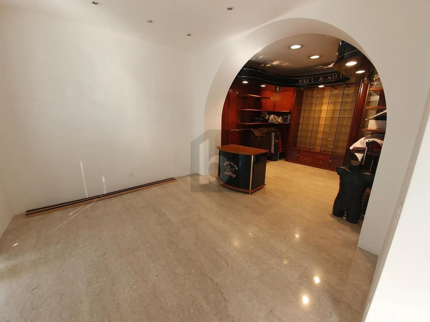 BUSINESS IN A STRATEGIC LOCATION IN MORCOTE - Photo 3 of 5