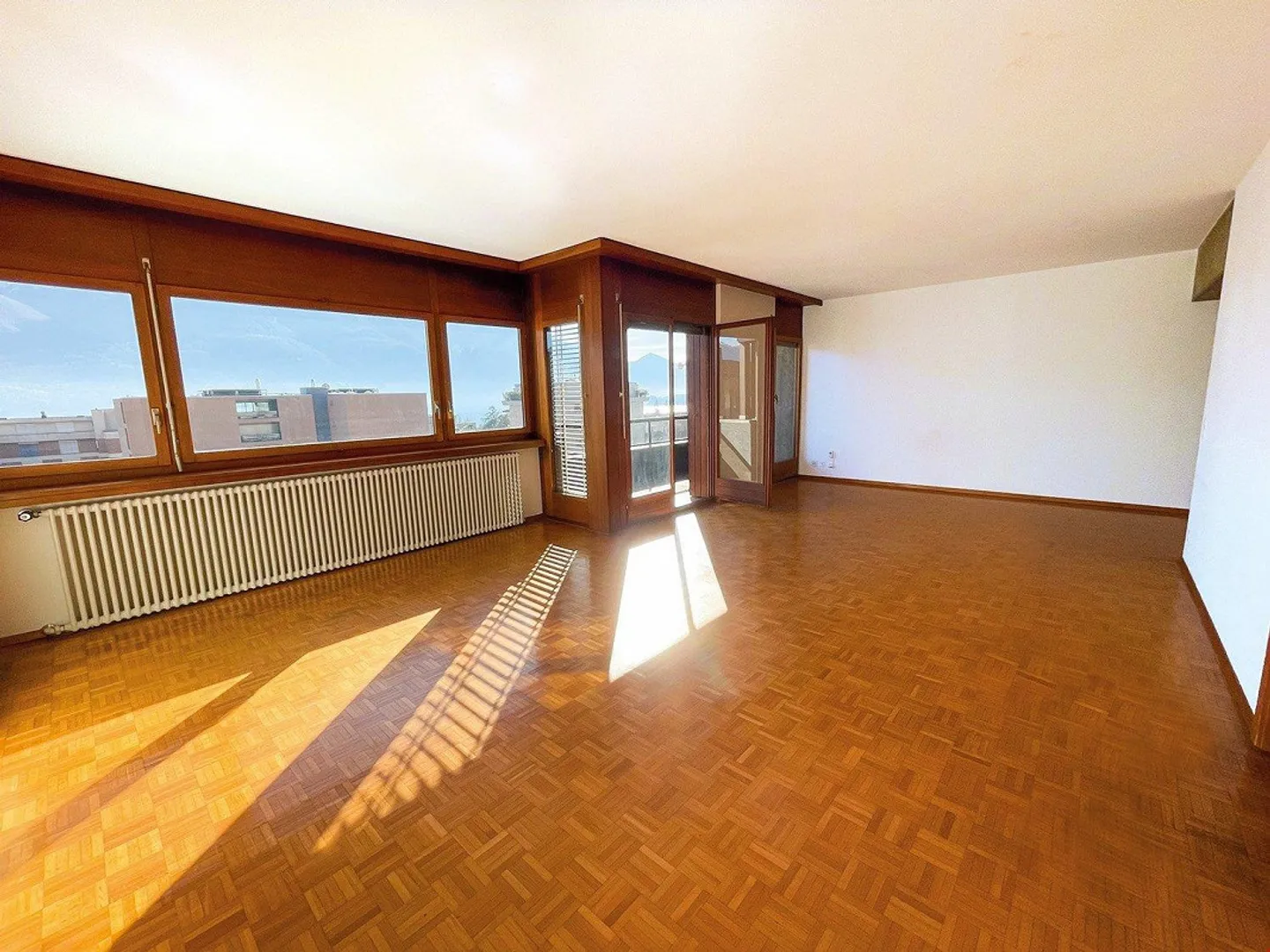À deux pas du lac, grand appartement 4.5 pièces très ensoleillé - Photo 3 sur 13