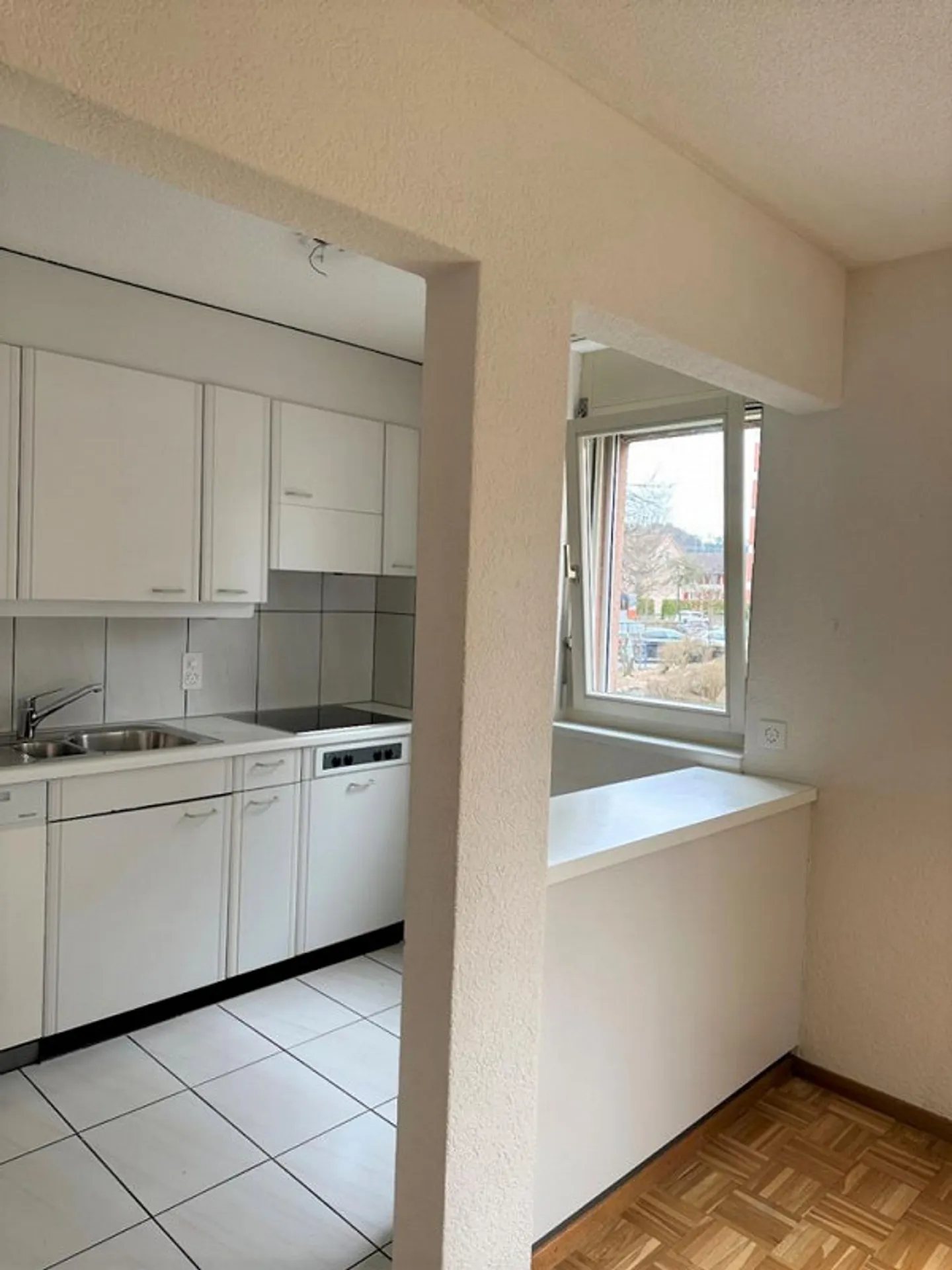 Appartement lumineux de 4,5 pièces au rez-de-chaussée avec terrasse - Photo 2 sur 12