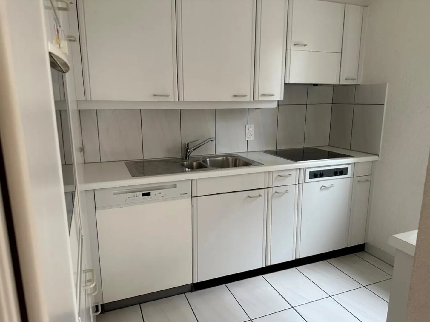 Appartement lumineux de 4,5 pièces au rez-de-chaussée avec terrasse - Photo 3 sur 12