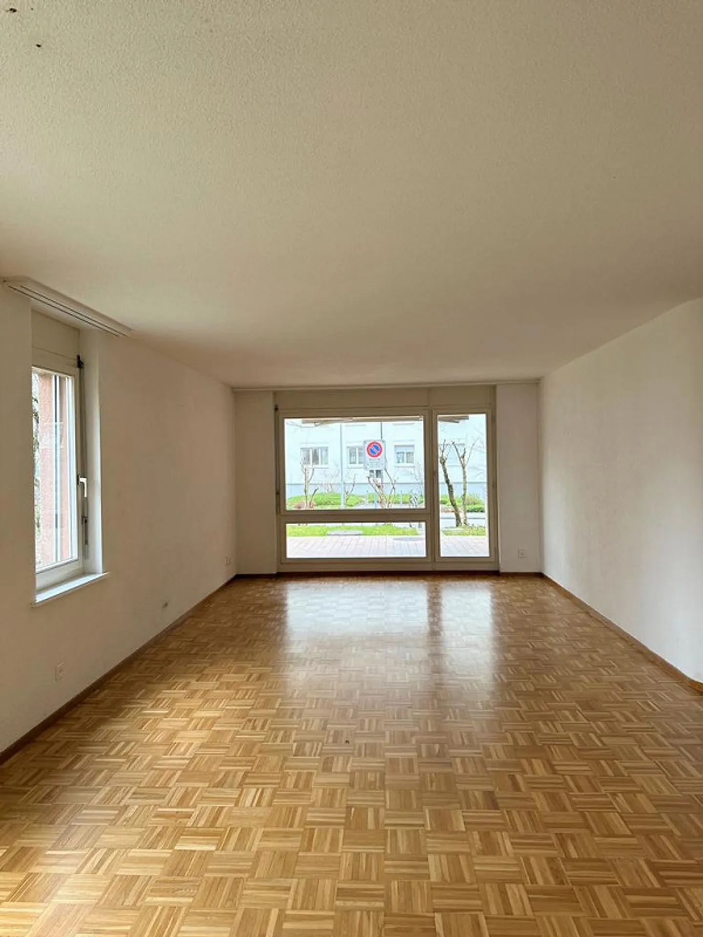 Appartement lumineux de 4,5 pièces au rez-de-chaussée avec terrasse - Photo 4 sur 12