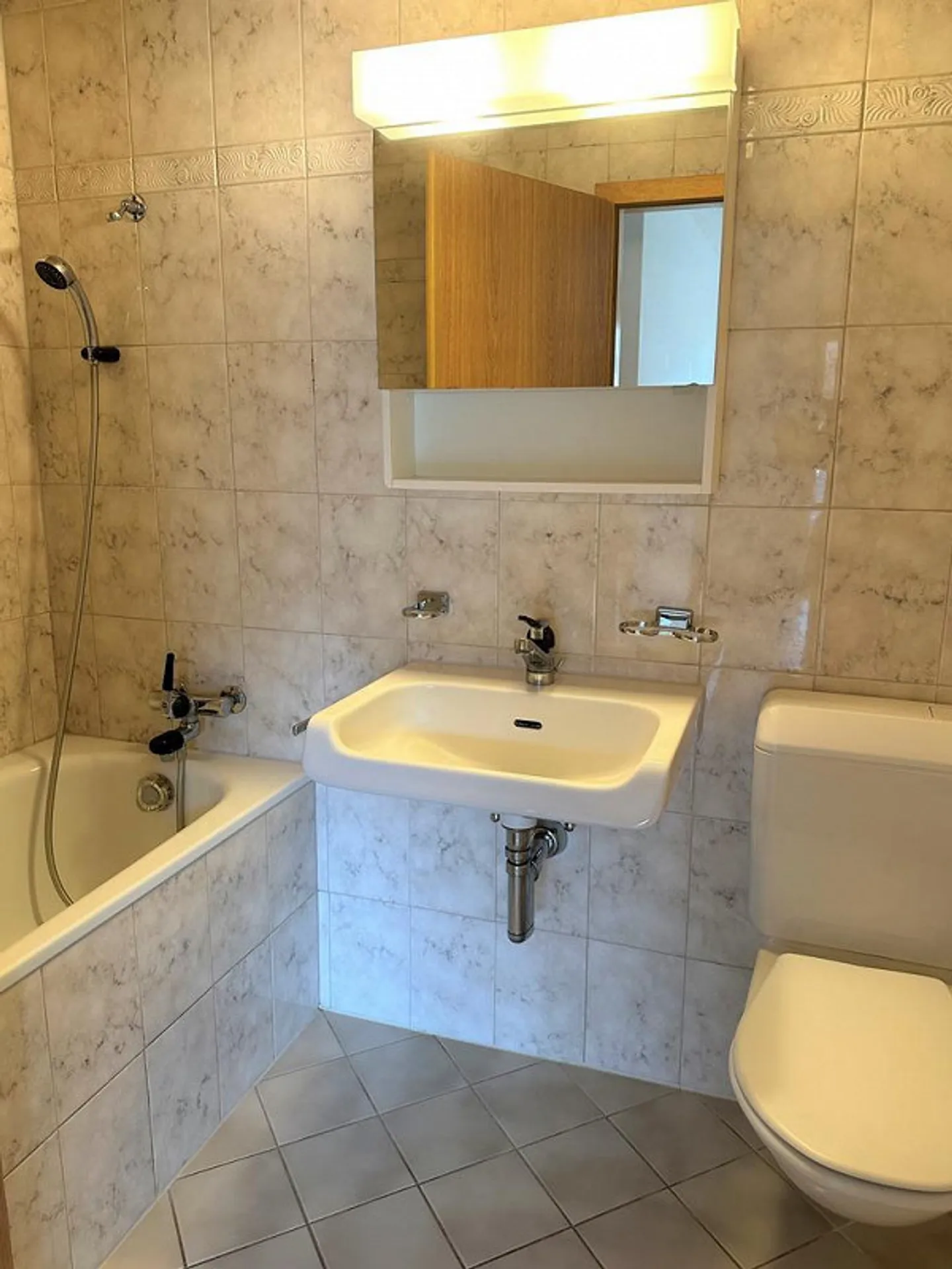 Appartement lumineux de 4,5 pièces au rez-de-chaussée avec terrasse - Photo 5 sur 12