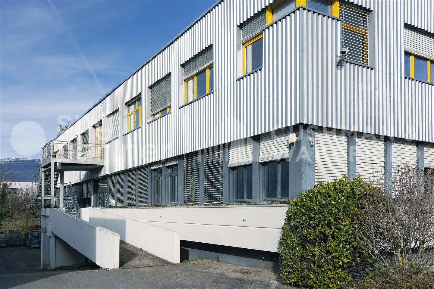 Veyrot 11 - Locaux administratifs et artisanaux lumineux au c?ur de la ZIMEYSA - Photo 2 sur 6