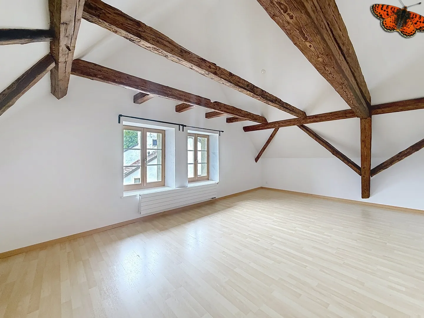 Charming Apartment - Photo 3 of 10