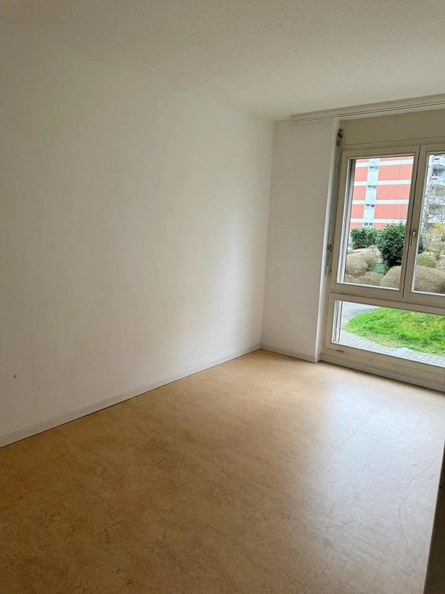 Appartement lumineux de 4,5 pièces au rez-de-chaussée avec terrasse - Photo 9 sur 12