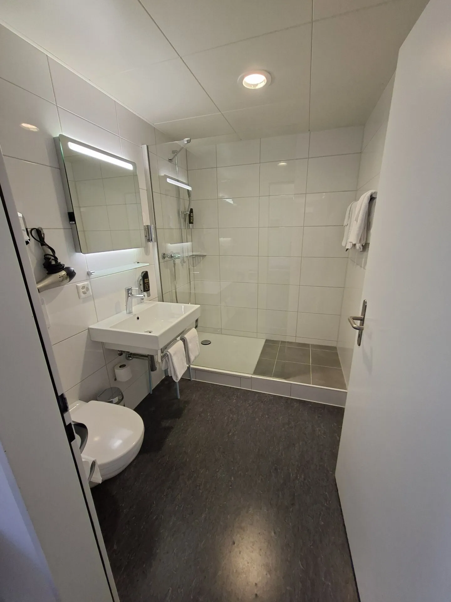 Belle chambre entièrement meublée avec salle de bain privée dans la vieille ville (prix négociable) - Photo 3 sur 10