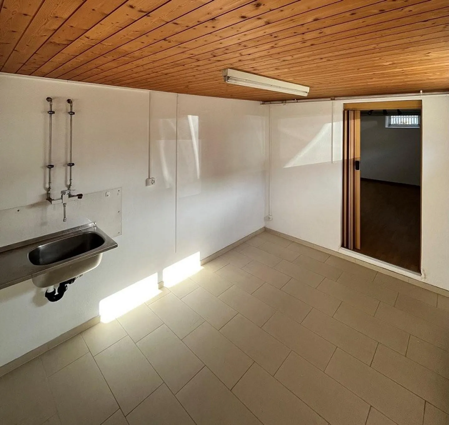 Temporary hobby room with electricity + water supply - Photo 2 of 3