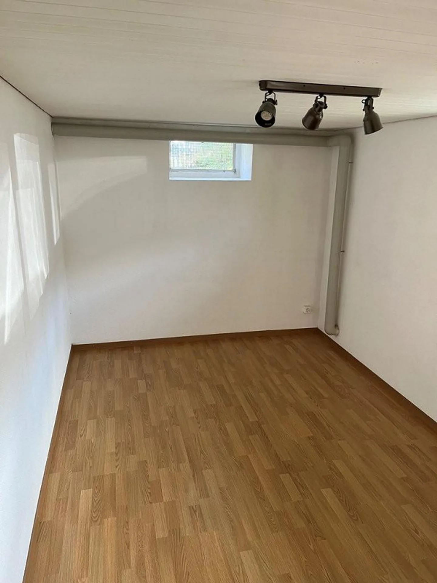 Temporary hobby room with electricity + water supply - Photo 3 of 3