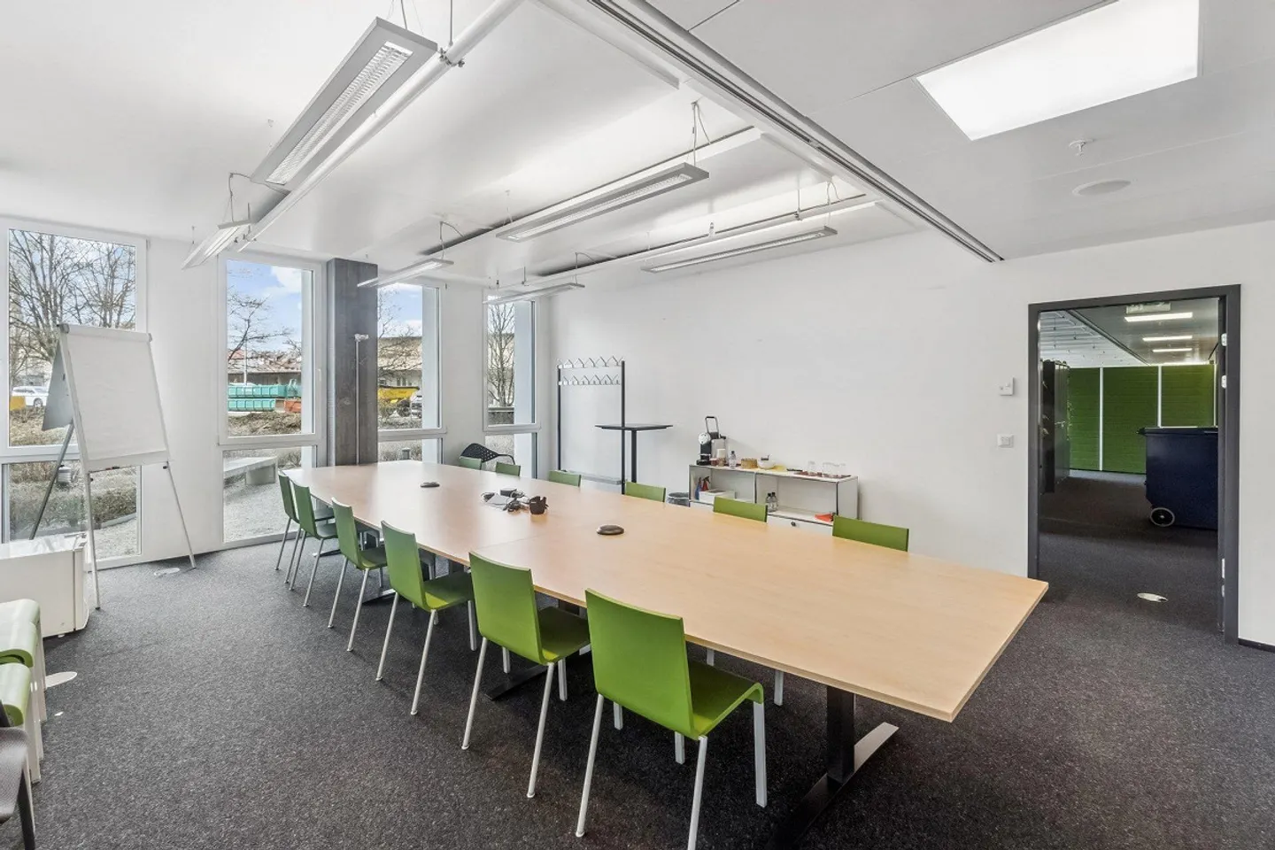 Office space on the ground floor in a representative commercial building - Photo 7 of 9