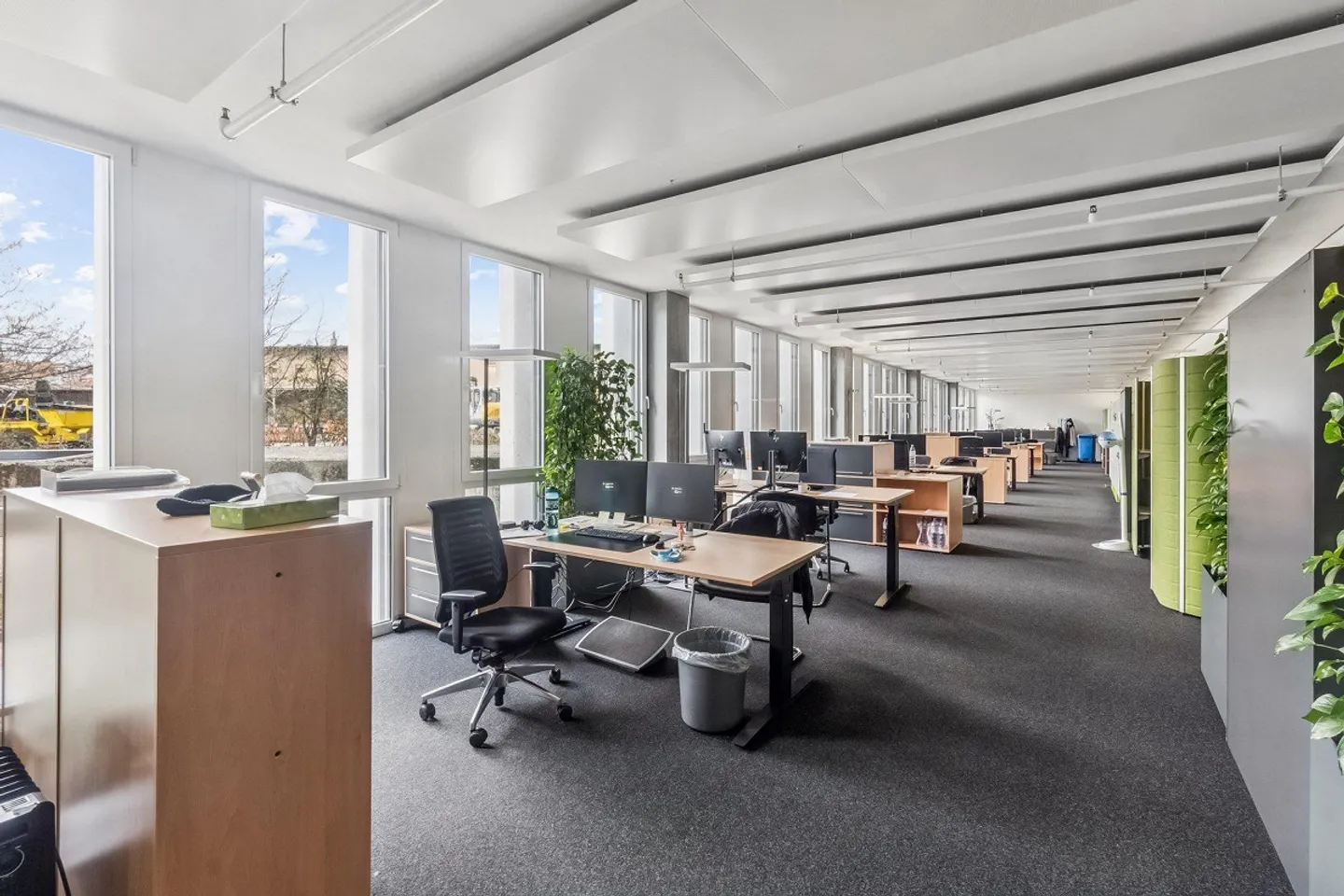 Office space on the ground floor in a representative commercial building - Photo 2 of 9