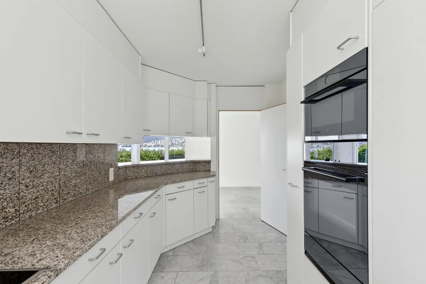 Appartement de jardin luxueux près du lac avec de charmantes terrasses et un environnement - Photo 3 sur 10