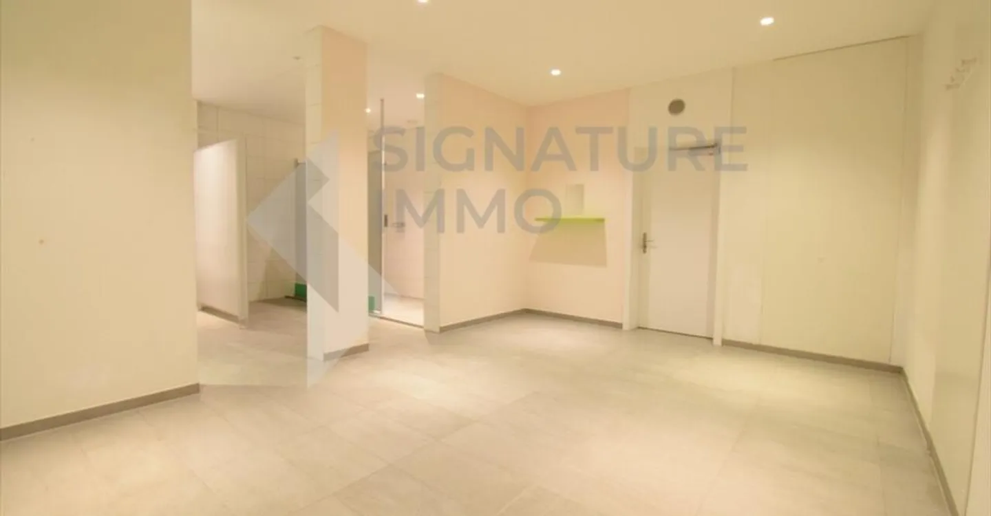 Mixed-use building for rent - Photo 2 of 5