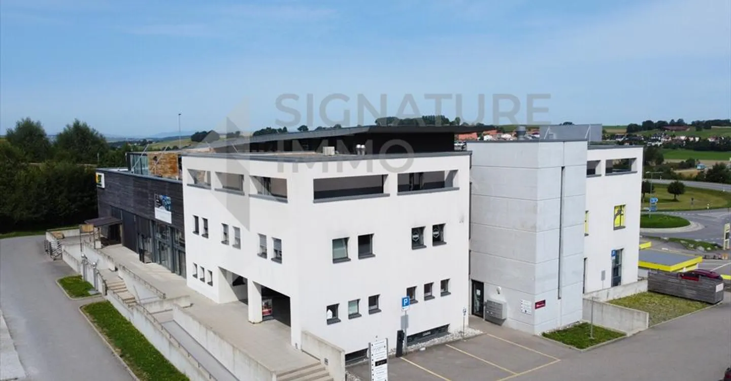 Mixed-use building for rent - Photo 1 of 5