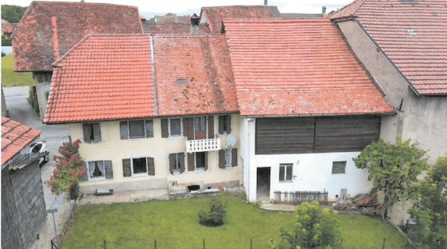 Villars-le-Grand - Village house with garden and barn to transform - Photo 1 of 8