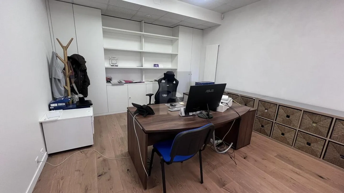 Bureau Fonctionnel en Quartier Calme - Photo 2 sur 6