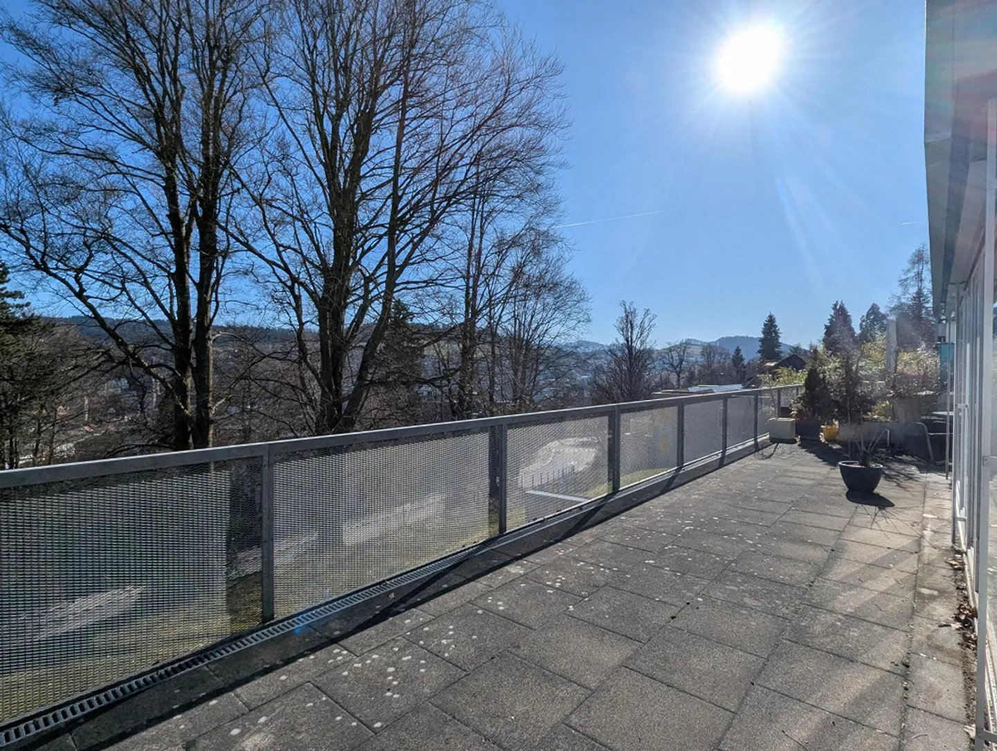 Terrasse aussi grande que l'appartement - Photo 1 sur 2