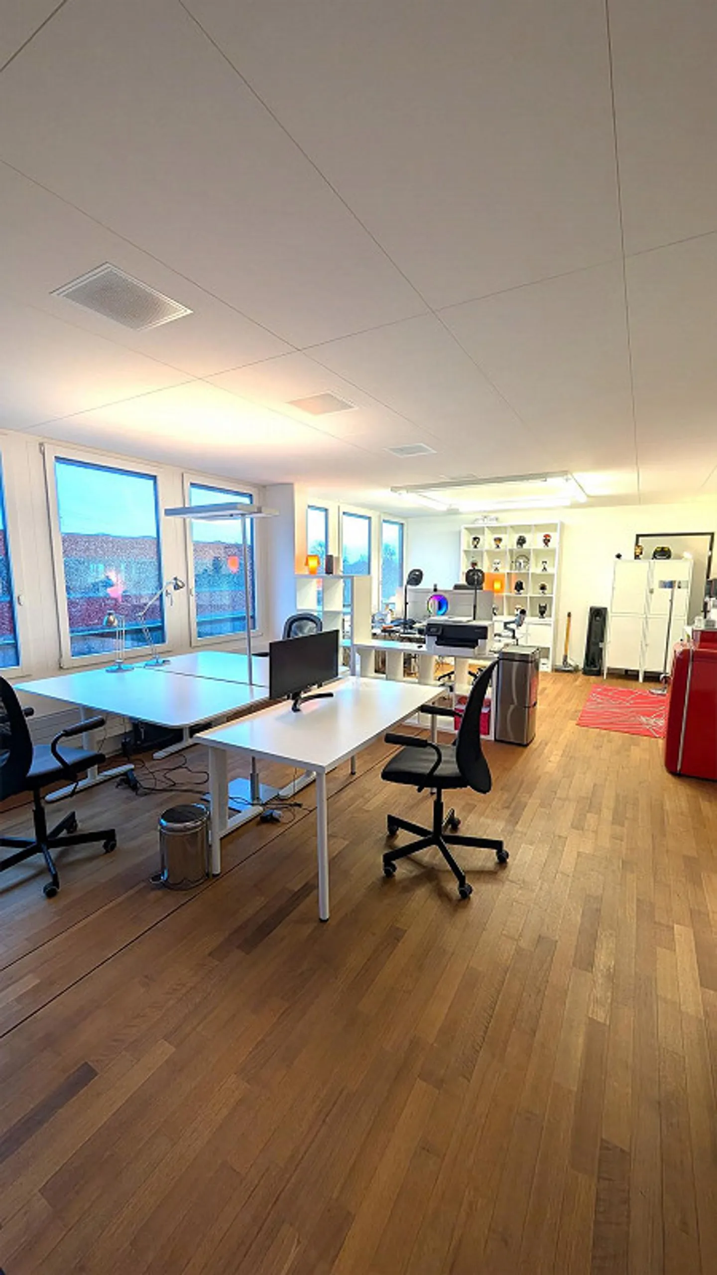 Compact Premium Office with WC & Shower in Central Location - Photo 2 of 7