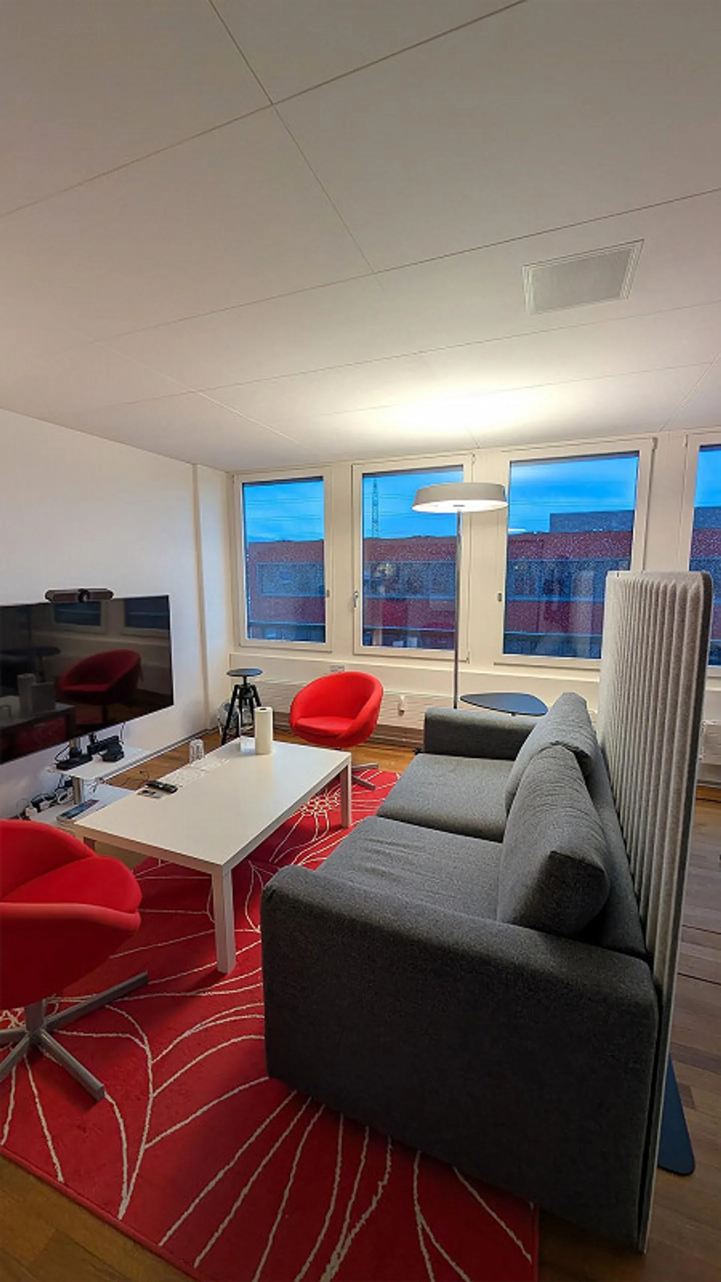 Compact Premium Office with WC & Shower in Central Location - Photo 5 of 7