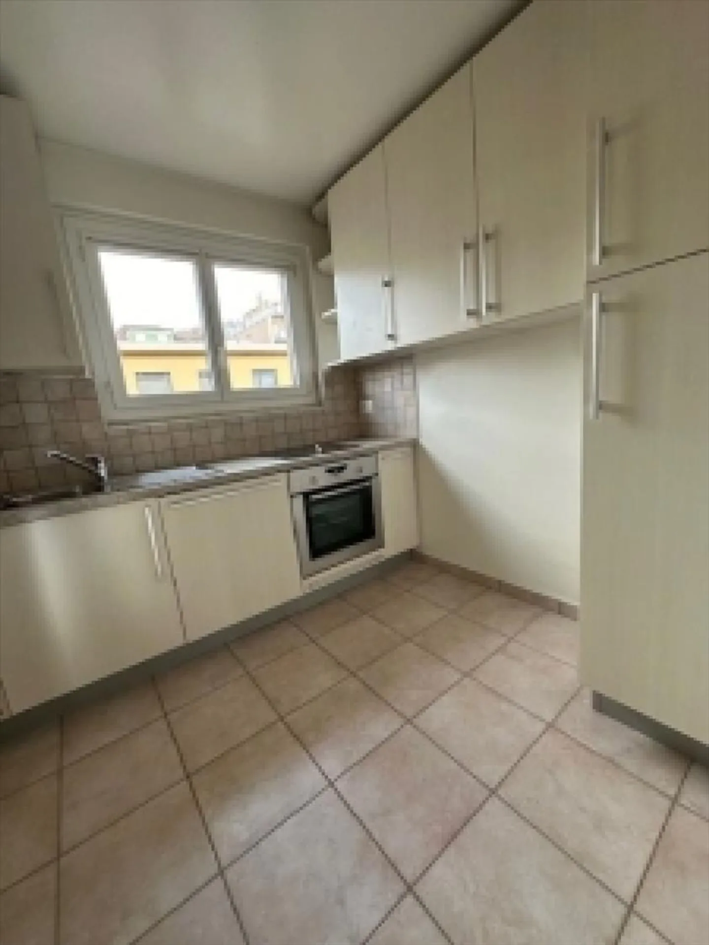 Bel appartamento luminoso di 4 stanze con balcone - Foto 2 di 7