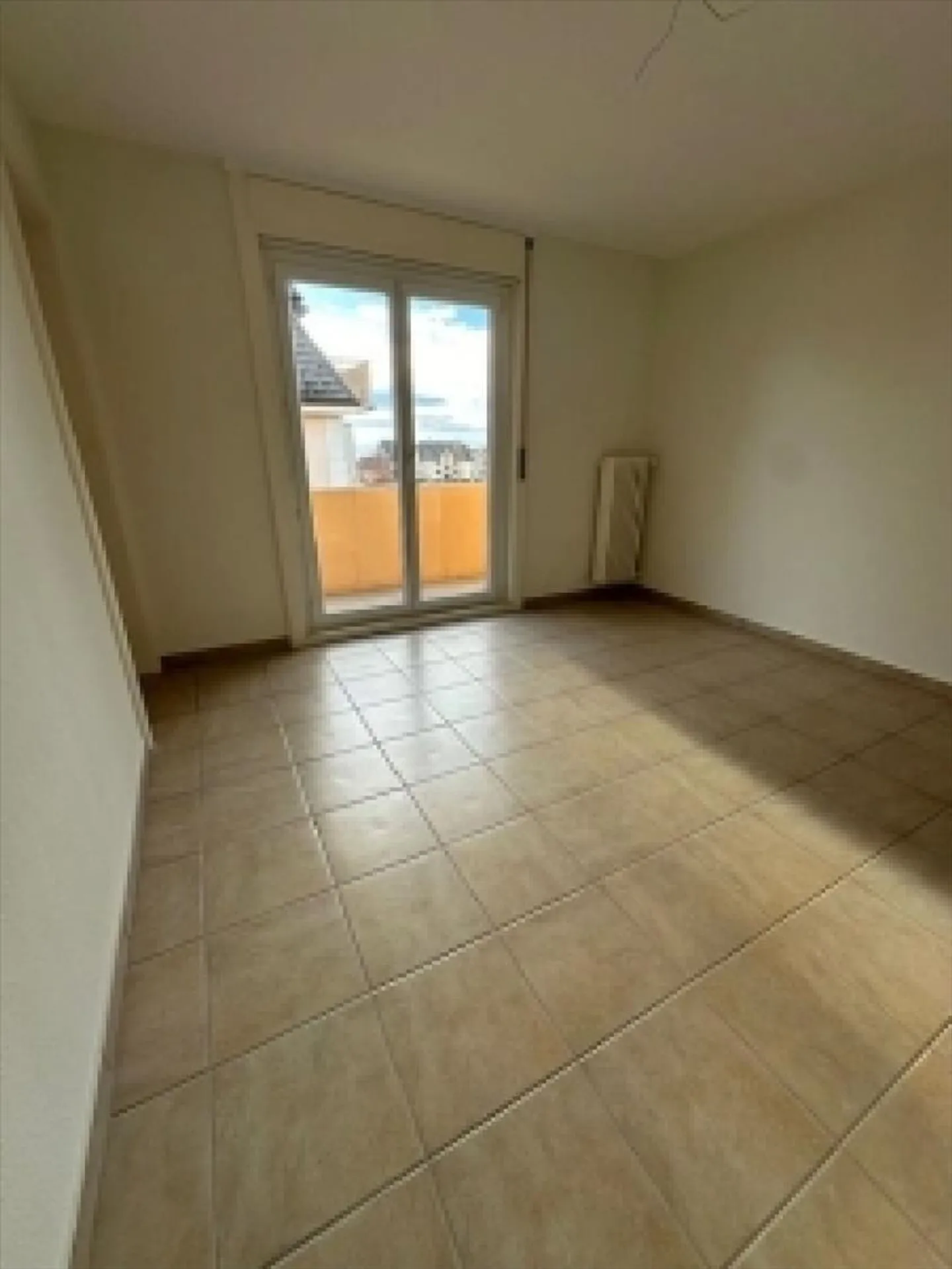 Bel appartamento luminoso di 4 stanze con balcone - Foto 5 di 7