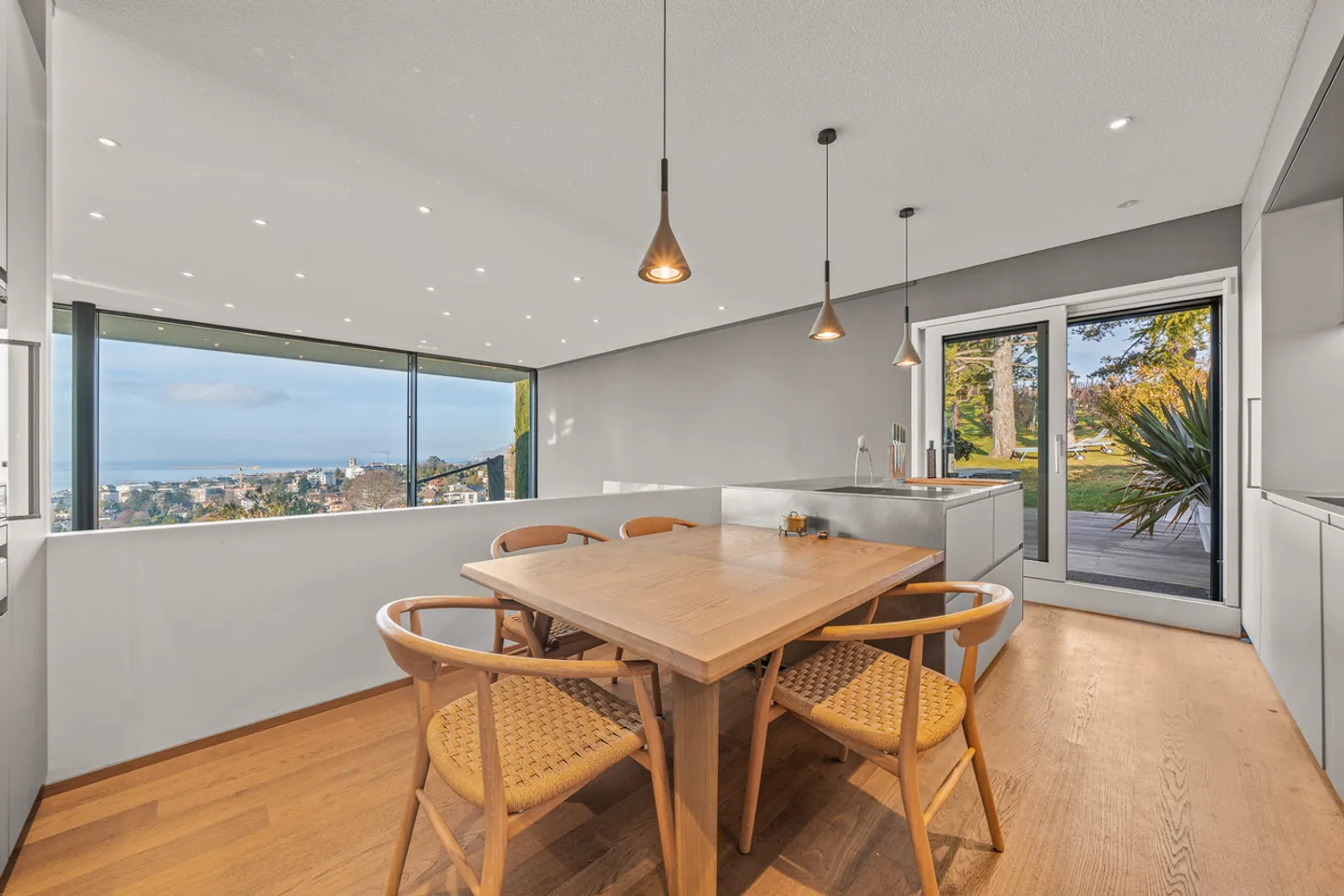 Exceptional contemporary property, sculpted by light - Photo 7 of 23