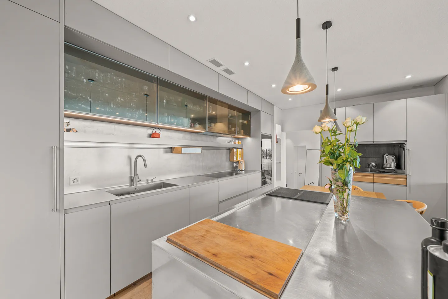 Exceptional contemporary property, sculpted by light - Photo 8 of 23