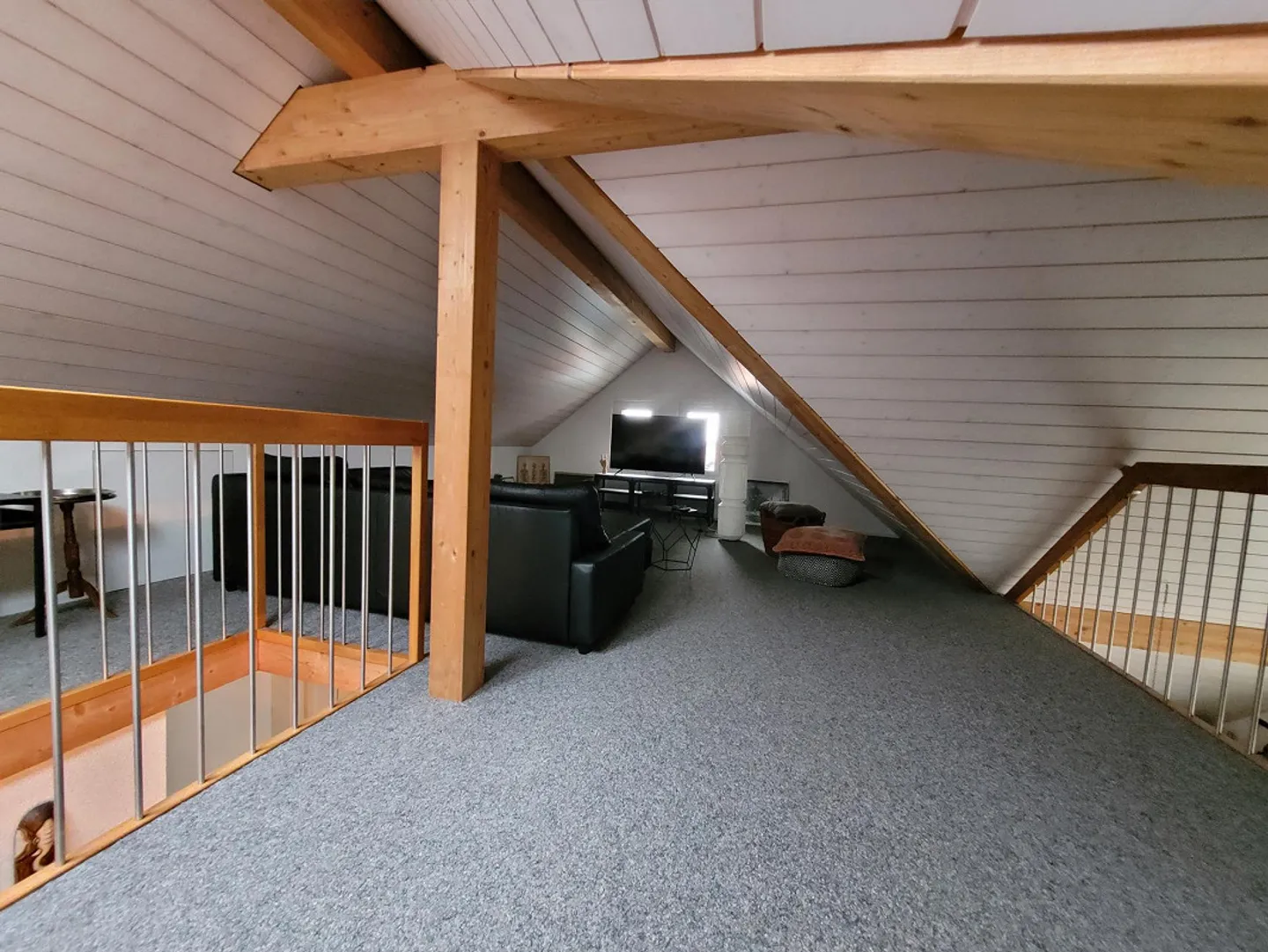 Modern apartment with gallery in converted farmhouse - Photo 4 of 11