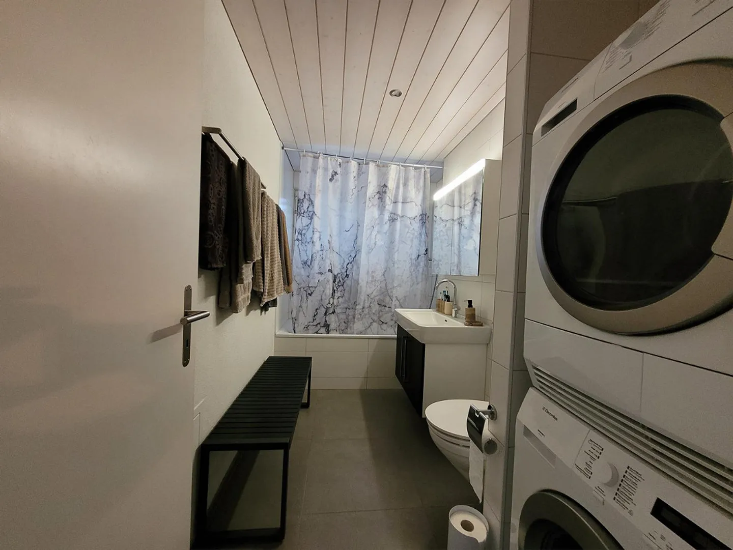 Modern apartment with gallery in converted farmhouse - Photo 5 of 11