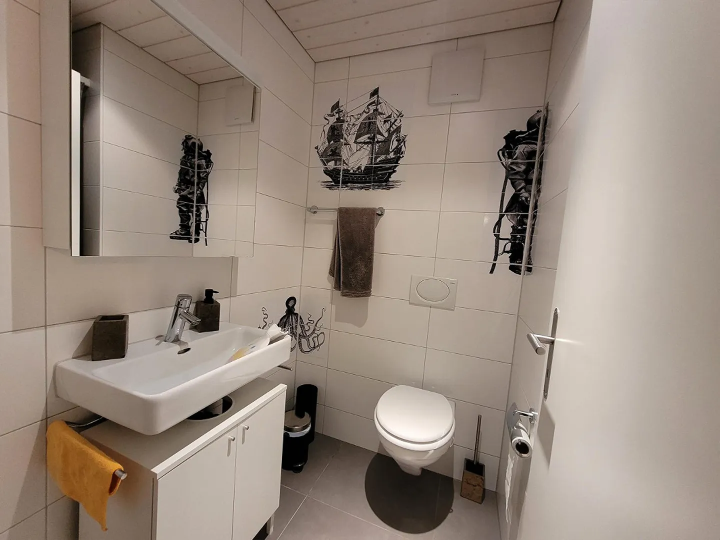 Modern apartment with gallery in converted farmhouse - Photo 6 of 11