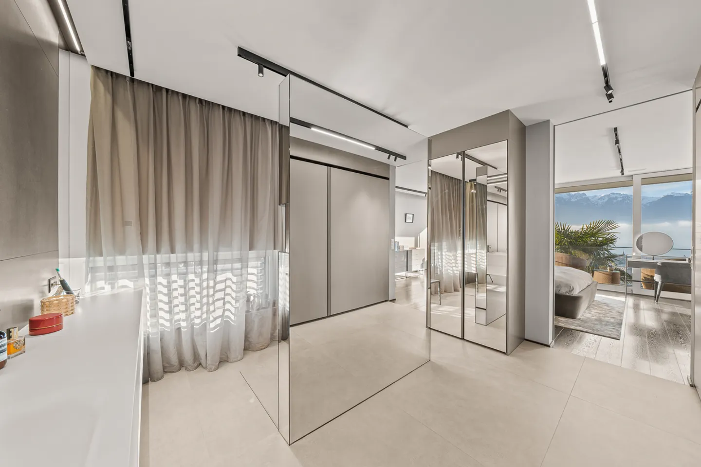 Exceptional contemporary property, sculpted by light - Photo 10 of 23