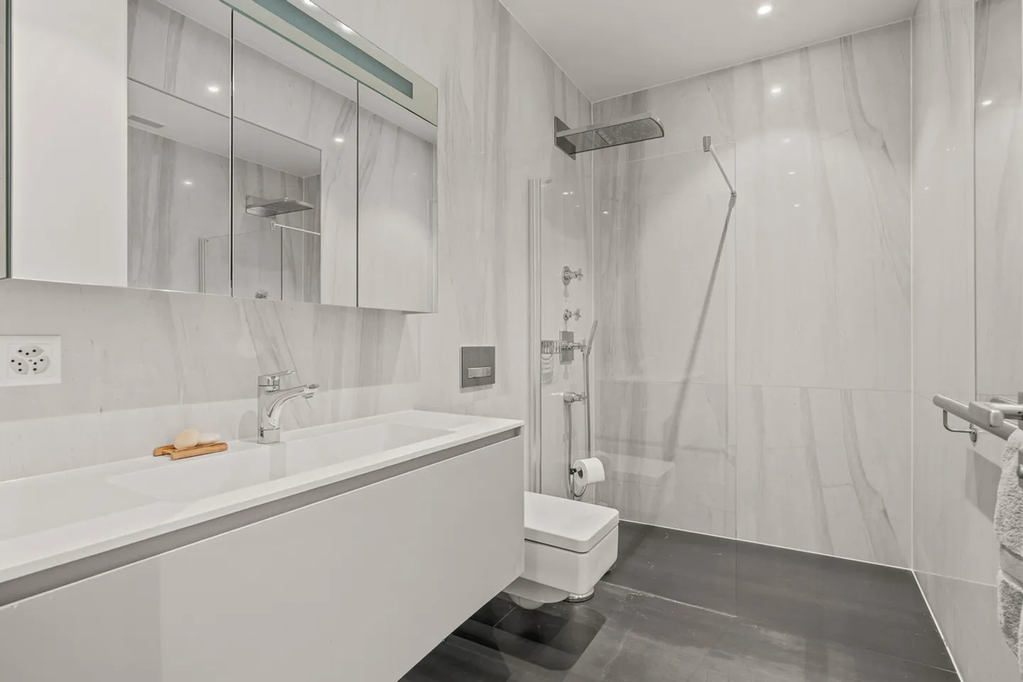 Exceptional contemporary property, sculpted by light - Photo 12 of 23