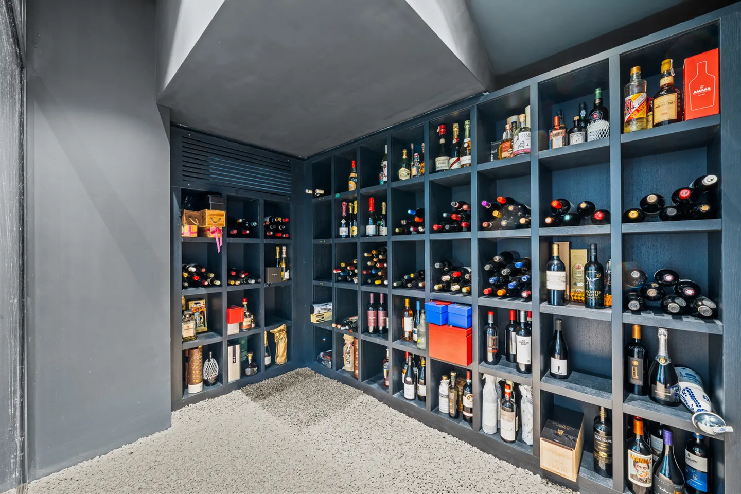 Exceptional contemporary property, sculpted by light - Photo 17 of 23